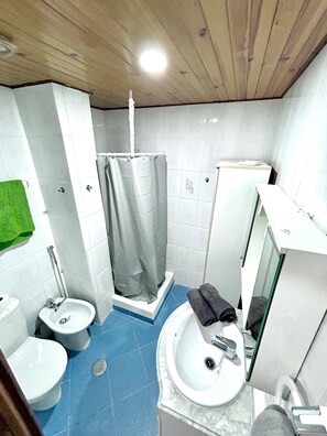 Secadora de cabello, toallas, jabón, papel de baño