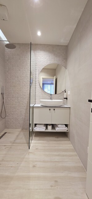 Lejlighed | Badeværelse | Bruser, gratis toiletartikler, hårtørrer, hjemmesko