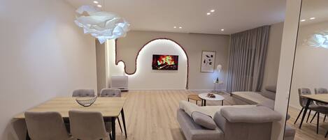 Deluxe-huoneisto | Oleskelualue | 40–tuumainen äly-TV, jossa kaapelikanavat