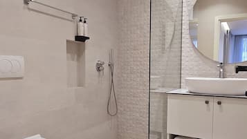 Appartement | Badkamer | Een douche, gratis toiletartikelen, een haardroger, pantoffels