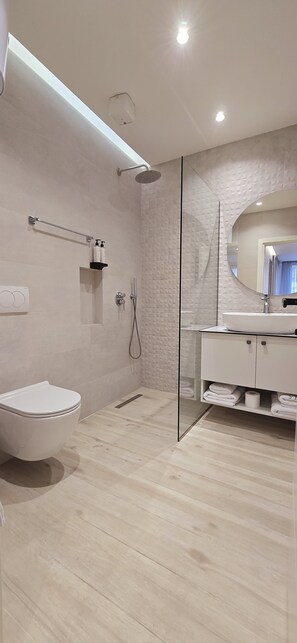 Apartamento | Banheiro | Chuveiro, produtos de toalete grátis, secador de cabelo, chinelos