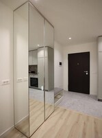 Sistema de insonorización, tabla de planchar con plancha y wifi gratis 