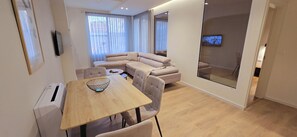 Deluxe appartement | Dineren in de kamer