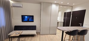 Estudio Deluxe | Zona de estar | Smart TV de 40 pulgadas con canales por cable