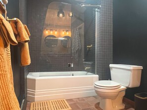 シャワー、タオル、石鹸、トイレットペーパー