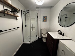 Hårføner, håndklær, såpe og toalettpapir