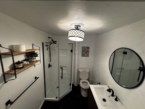 Haartrockner, Handtücher, Seife, Toilettenpapier