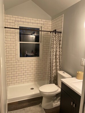 Shower, hair dryer, towels, soap - Charming studio in amazing Louisville with WiFi, AC (Louisville)