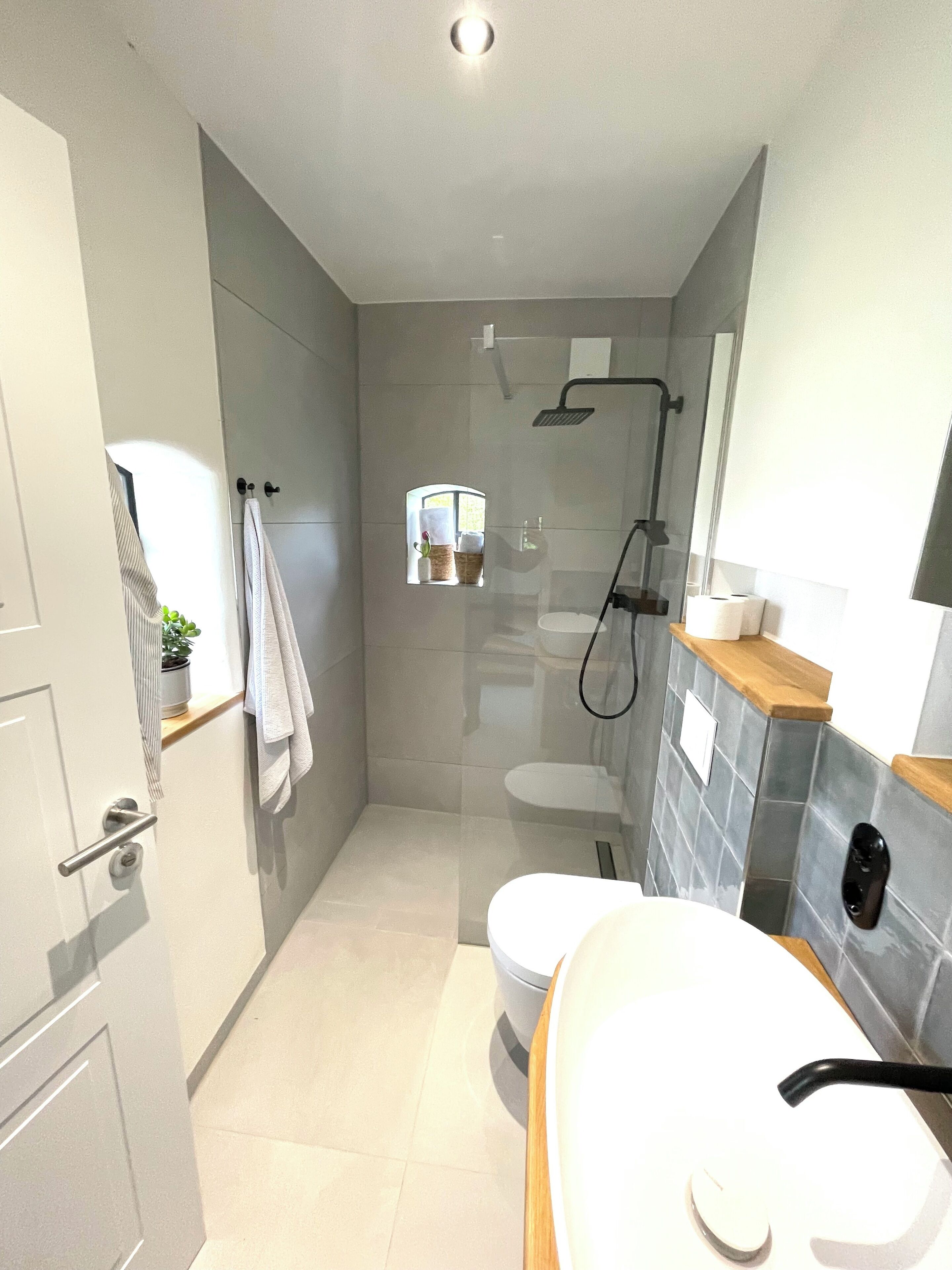 Douche, sèche-cheveux, serviettes fournies, savon