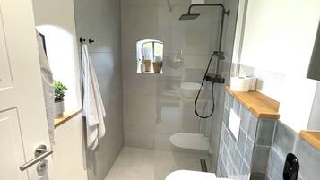 Douche, sĂšche-cheveux, serviettes fournies, savon