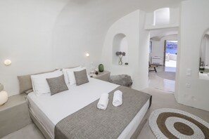 Apartment, Ensuite, Sea View (Nicolas) | Desk, soundproofing, iron/ironing board, free WiFi