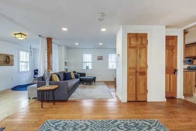 Charming 3-Bedroom House. Walk to Sunapee Harbor and Short Drive to Mt. Sunapee