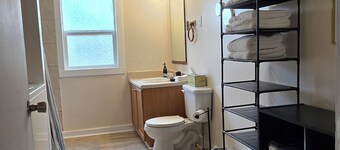 Little Crooked Ol' Farmhouse, 3-bedroom house in Guernsey Near the River