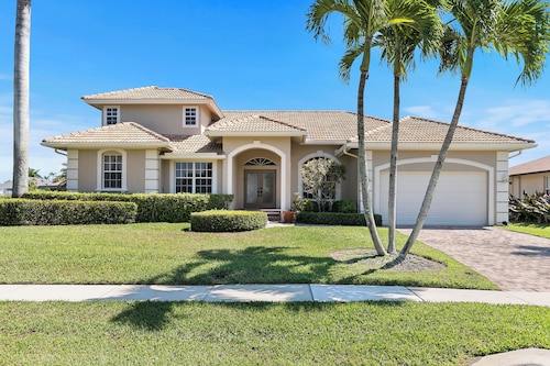 Spacious 5 Bedroom waterfront home, perfect for the whole family!