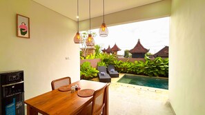 Biệt thự Cao cấp, 1 phòng ngủ, bếp nhỏ, quang cảnh hồ bơi | Bếp riêng | Tủ lạnh, lò vi sóng 