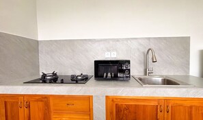 Vila superluxo, 1 quarto, cozinha americana, vista para a piscina | Cozinha americana privada | Geladeira, micro-ondas