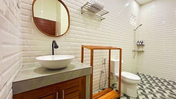 Biệt thự Cao cấp, 2 phòng ngủ, bếp nhỏ, quang cảnh hồ bơi | Phòng tắm | Buồng tắm vòi sen, khăn tắm, xà phòng, dầu gội