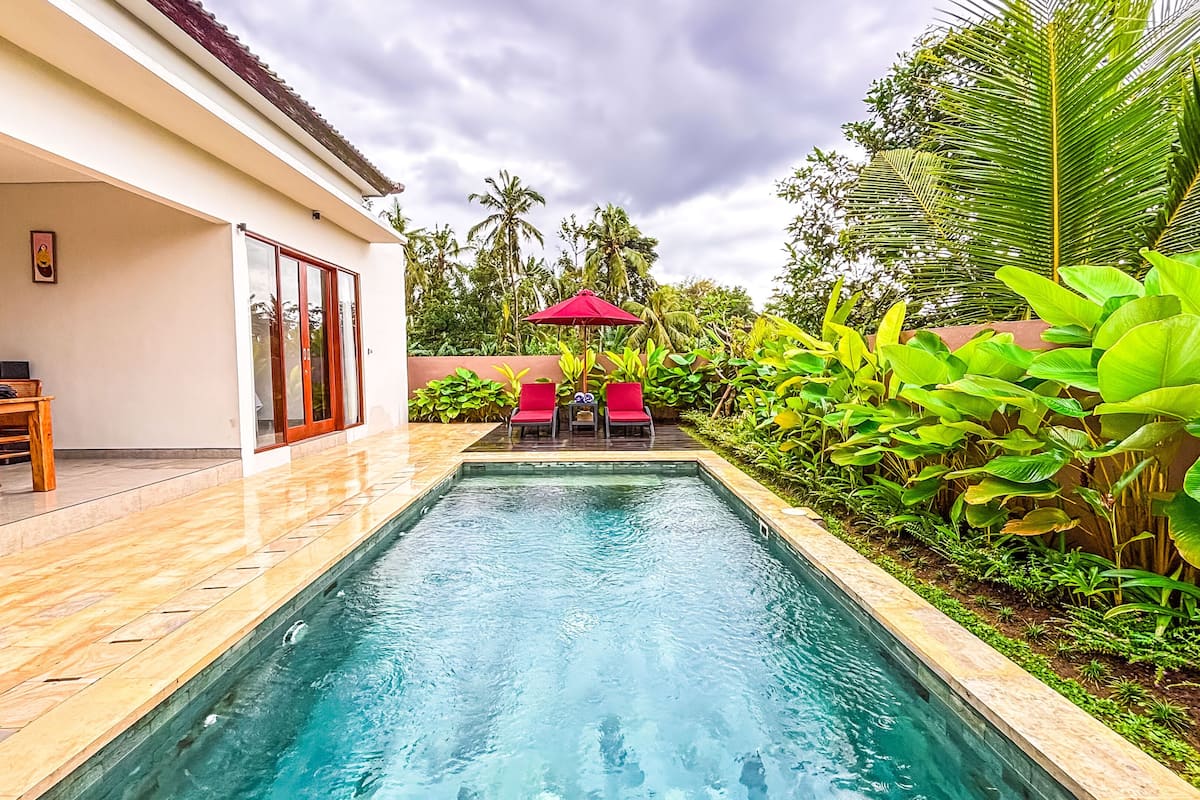Vila superluxo, 2 quartos, cozinha americana, vista para a piscina | Escrivaninha, Wi-Fi de cortesia