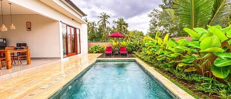 Vila superluxo, 2 quartos, cozinha americana, vista para a piscina | Escrivaninha, Wi-Fi de cortesia