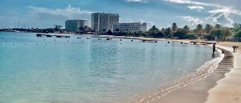 Chaises longues, serviettes de plage