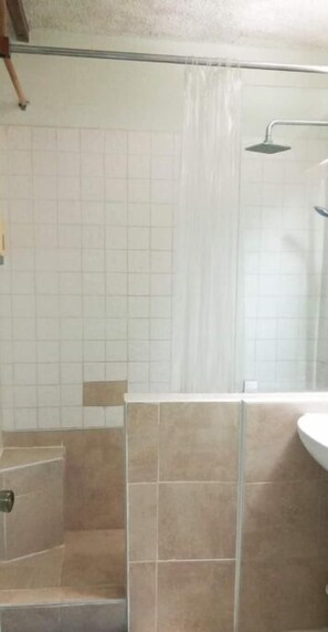 ヘアドライヤー、タオル、石鹸、トイレットペーパー