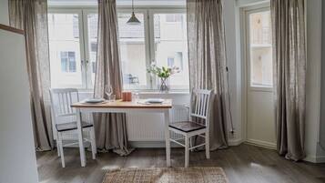 Standard Studio, Courtyard View | Langsir/tirai gelap terus, seterika/papan seterika, Wi-fi percuma