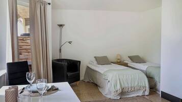 Family Studio, Courtyard View | Langsir/tirai gelap terus, seterika/papan seterika, Wi-fi percuma