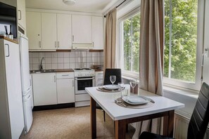 แฟมิลี่สตูดิโอ, วิวสวนหย่อม | ครัวส่วนตัว | ตู้เย็นขนาดใหญ่, เตาอบ, เตาประกอบอาหาร, เก้าอี้กินข้าวสำหรับเด็ก