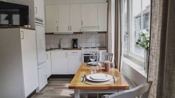 Studio Tiêu chuẩn, quang cảnh sân vườn | Bếp riêng | Tủ lạnh, lò nướng, bếp nấu, ghế cao cho trẻ em