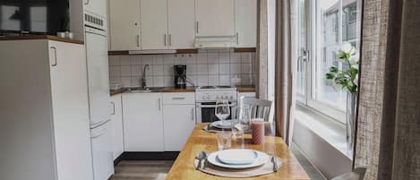 Studio Standard, vue sur la cour intérieure | Cuisine privée | Réfrigérateur grande capacité avec congélateur, un four