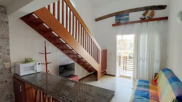 Apartamento básico | Área de estar | Smart TV 32 polegadas com canais digitais, Netflix