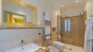 Set di cortesia gratuito, asciugacapelli, bidet, asciugamani