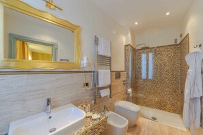 Articles de toilette gratuits, sèche-cheveux, bidet, serviettes fournies