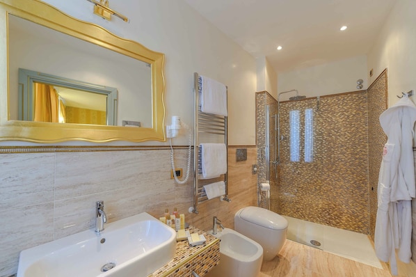 Kostenlose Toilettenartikel, Haartrockner, Bidet, Handtücher