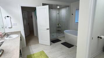 Ducha, toallas, jabón y champú