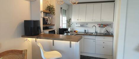 Mikrovågsugn, ugn, spishäll och kaffe- och tebryggare