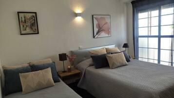 3 slaapkamers, een strijkplank/strijkijzer, gratis wifi, beddengoed