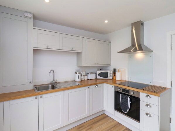 Een vaatwasser, kookgerei, borden en bestek