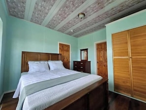3 bedrooms, desk, iron/ironing board, free WiFi