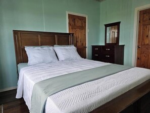 3 bedrooms, desk, iron/ironing board, free WiFi