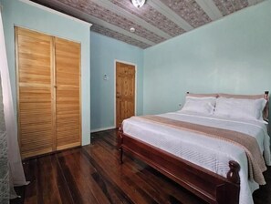 3 habitaciones, escritorio, tabla de planchar con plancha y wifi gratis