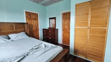 3 bedrooms, desk, iron/ironing board, free WiFi