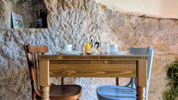 TĂ€gliches inbegriffenes FrĂŒhstĂŒcksbuffet