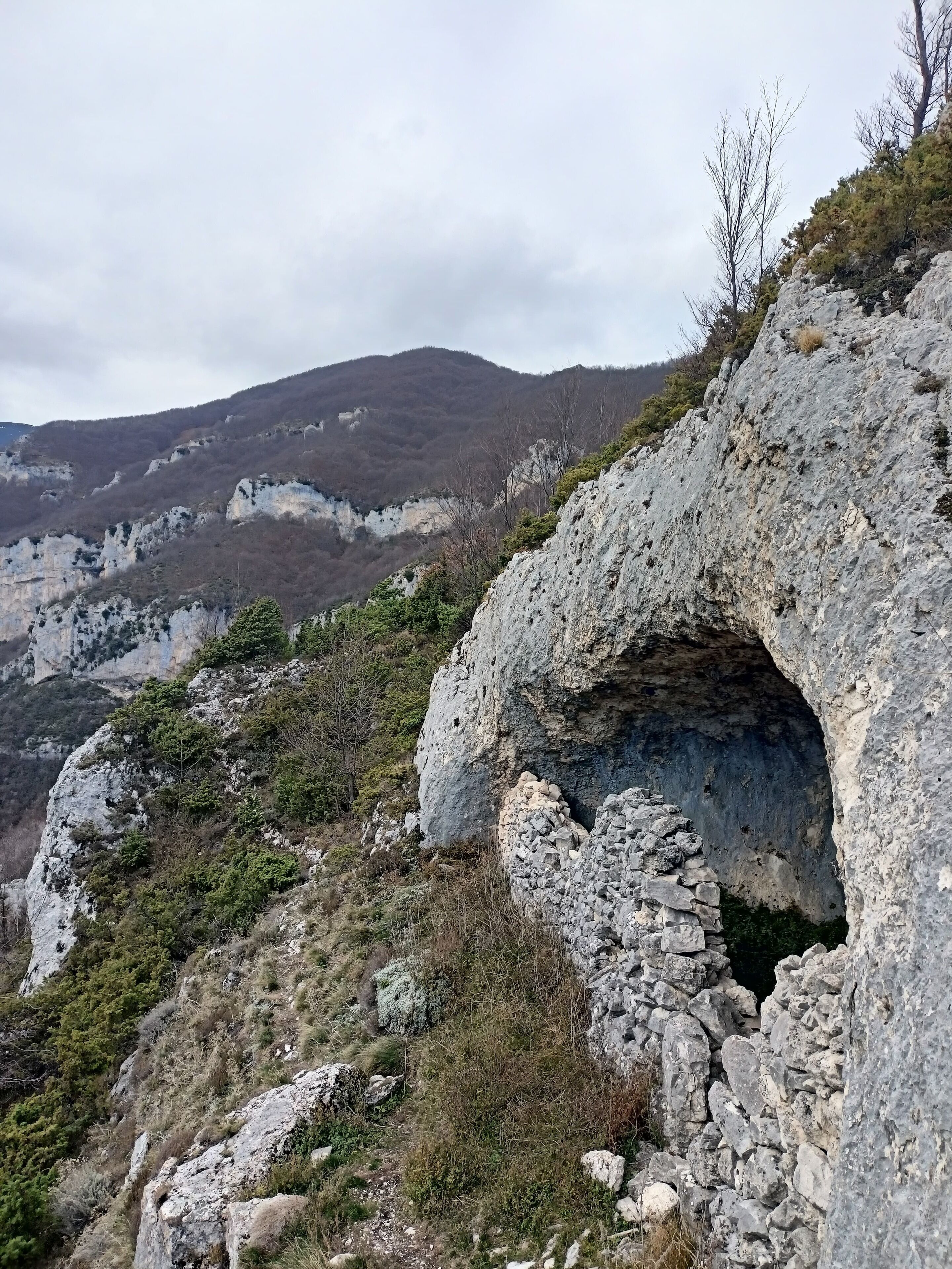 Eine zerklüftete Landschaft mit felsigem Untergrund und spärlicher Vegetation.