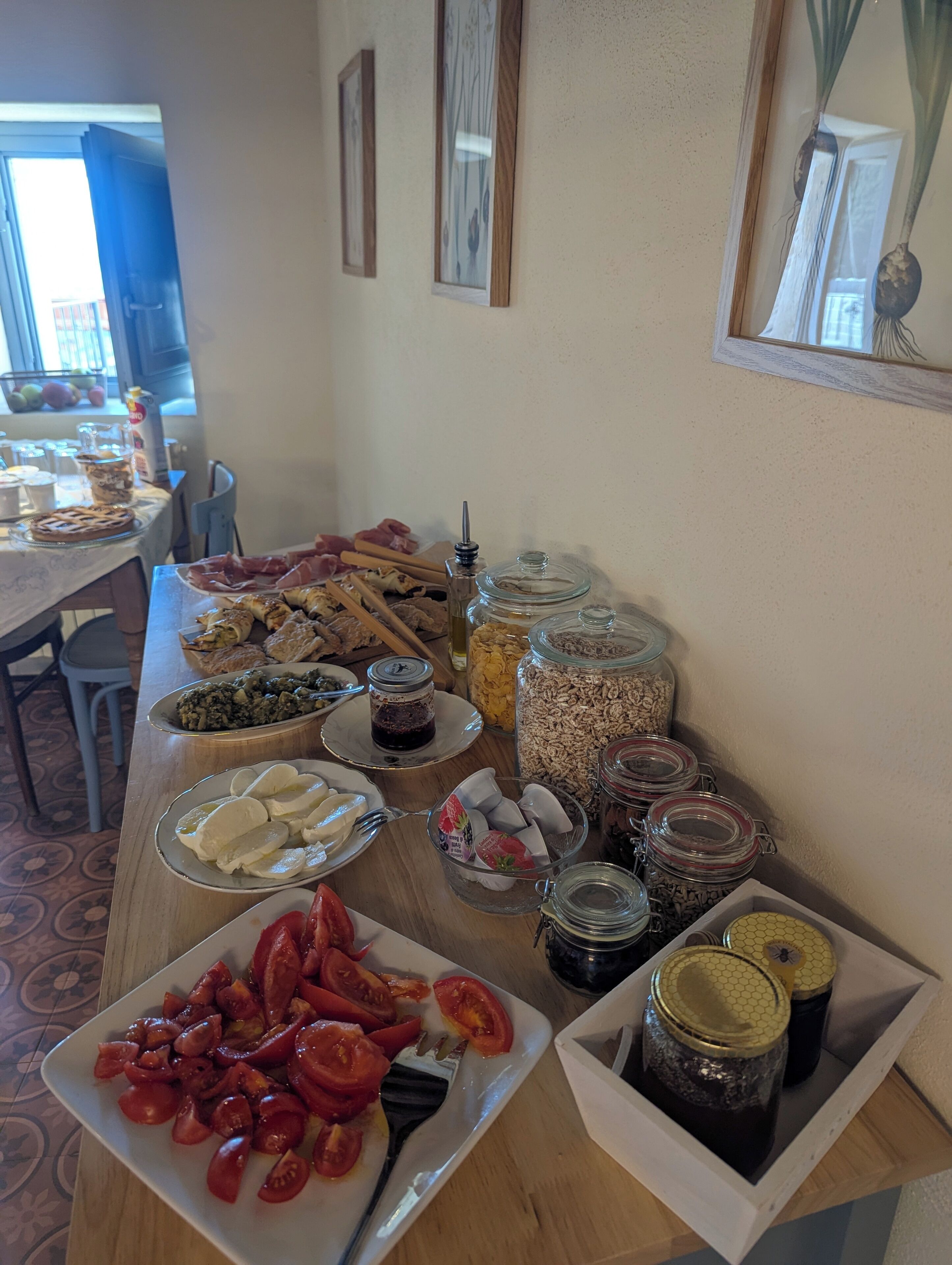 Una mesa de buffet con diversos alimentos y salsas.