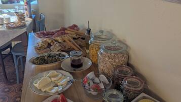 Una mesa de buffet con diversos alimentos y salsas.