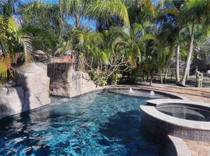Una piscina al aire libre