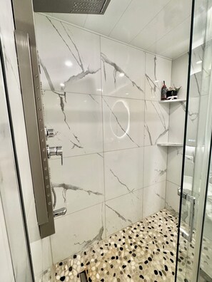 Shower, hair dryer, toilet paper - Golden seconds: luxury and relaxation with private Jacuzzi and massage chair (Strasbourg)