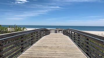 Una playa cerca, sillas reclinables de playa, toallas de playa