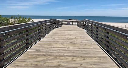 Spacious 3-bedroom apartment with WiFi, AC in brilliant Long Beach
